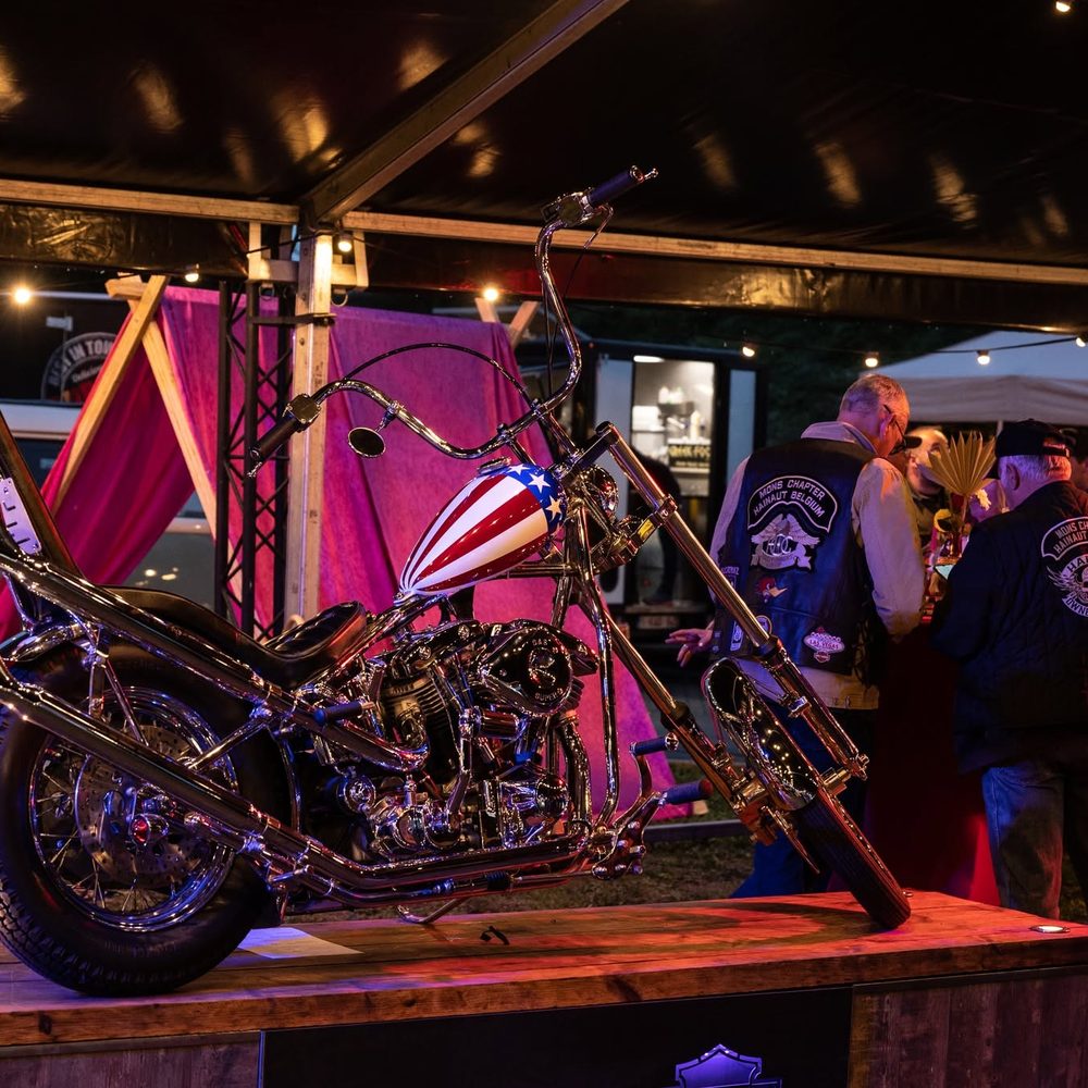 Moto customisée exposée lors d'un événement Harley-Davidson Mons Chapter