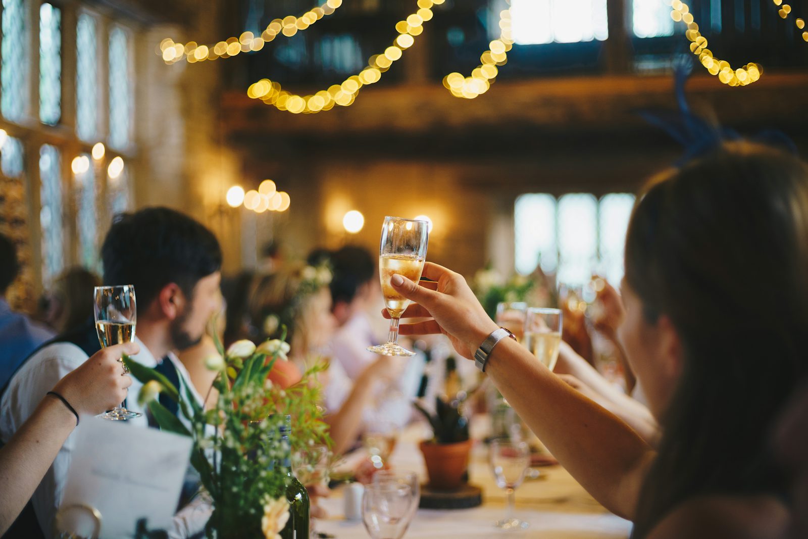 Invités levant leur verre lors d'une soirée d'entreprise