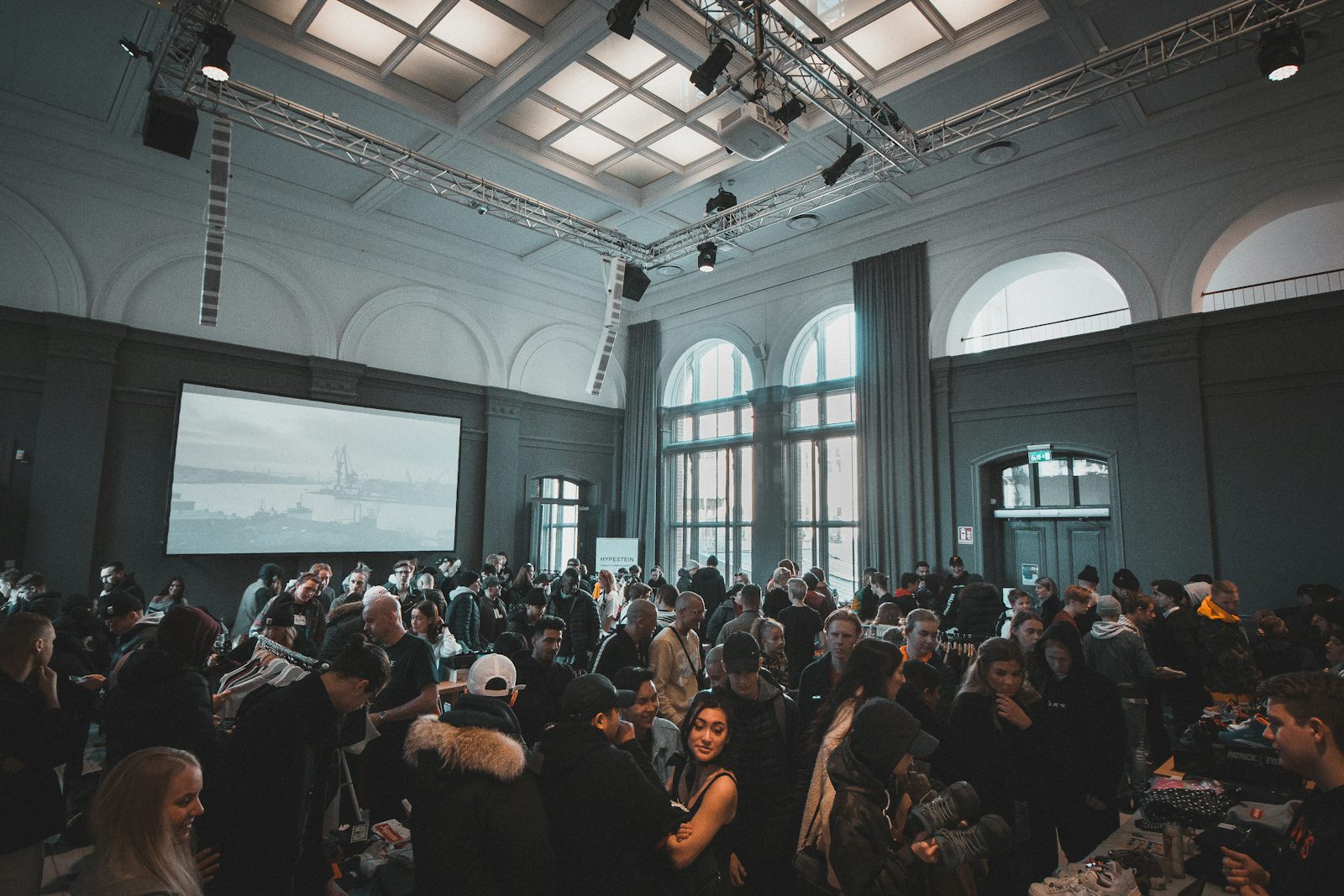 Collaborateurs échangeant lors d'une conférence
