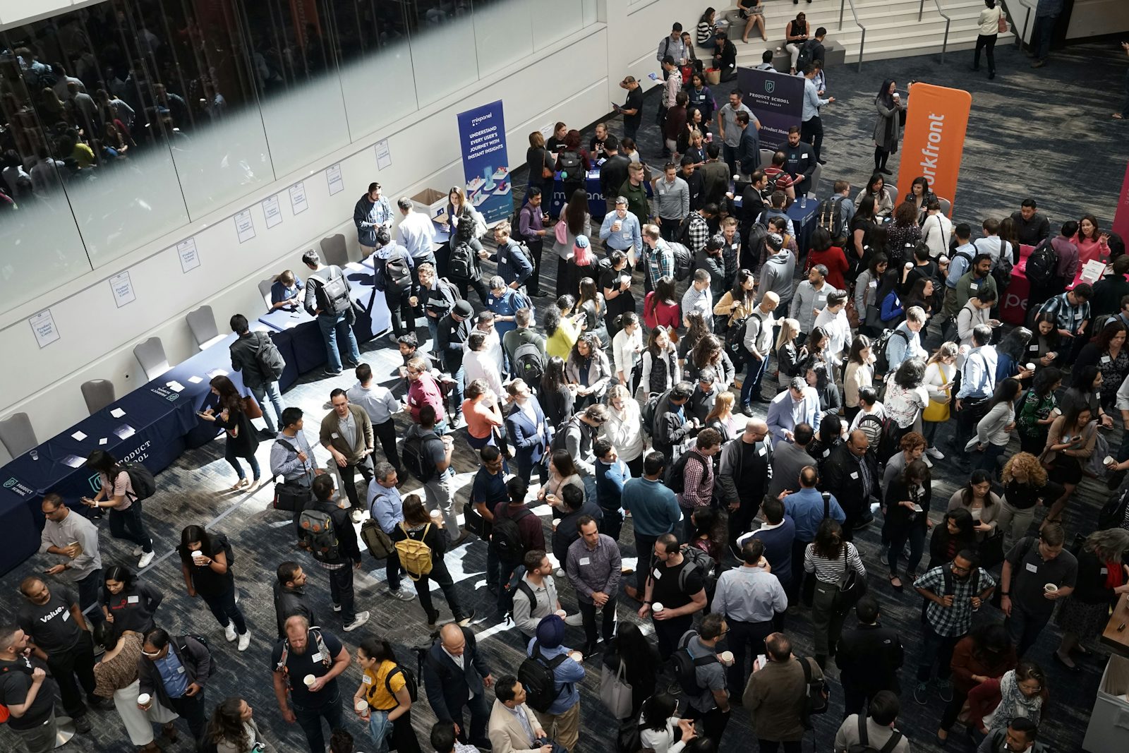 Foule de collaborateurs dans le hall d'un bâtiment d'entreprise