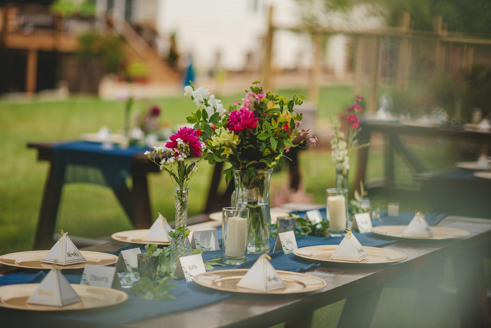 Table dressée avec fleurs et bougies pour un dîner de gala